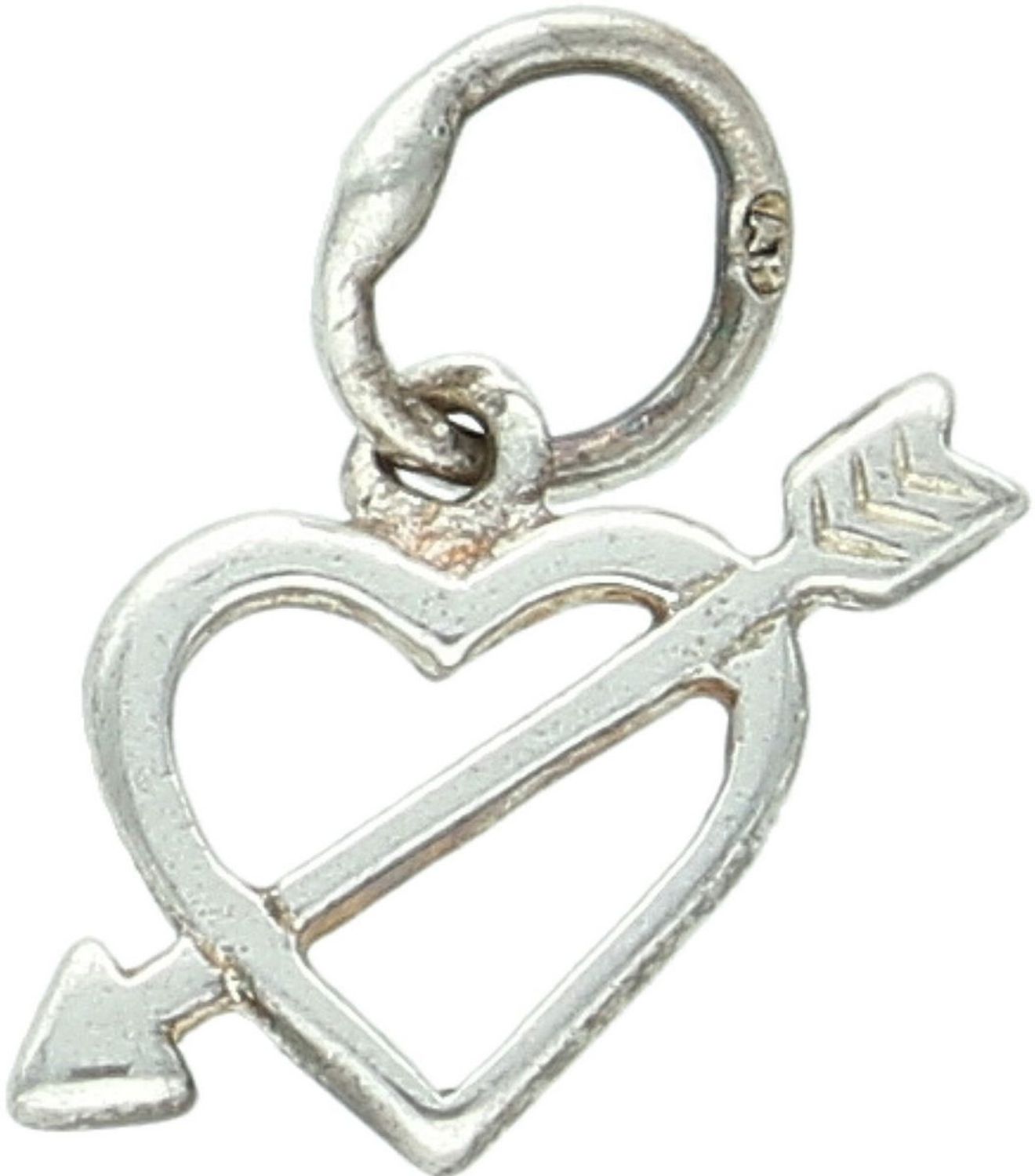 Srebrna zawieszka damska W 35 – delikatne serce z strzałą, wykonane ze srebra próby 925. Wymiary 1,5 × 1,5 cm, waga ok. 0,70 g. Subtelna i romantyczna biżuteria idealna na prezent dla 1.jpg